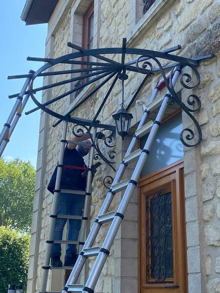 Installation marquise de porte à Paris